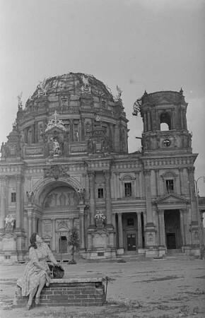 Aufnahmen von Abraham und Berta Pisarek in Berlin : Berta Pisarek vor dem Berliner Dom