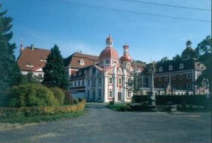 Ostritz. Zisterzienserinnenabtei Klosterstift St. Marienthal (um 1230 gegründet). Kreuz- und Michaelis-Kapelle (1756 geweiht) und Konventgebäude (1743-1746). Ansicht mit Dreifaltigkeitsbrunnen (bezeichnet 1704)