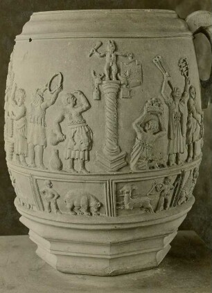 Spätantike Vase mit synkretistischen Reliefdarstellungen : Spätantike Vase mit synkretistischen Reliefdarstellungen und Schlangenhenkeln. Wohl Nachbildung, aus Schloß Neschwitz. Muschelkalk; Höhe ca. 50 cm. Bautzen: Stadtmuseum