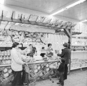 Obst- und Gemüseabteilung des Selbstbedienungsladens "Kaufhalle An der Magistrale" in Halle-Neustadt