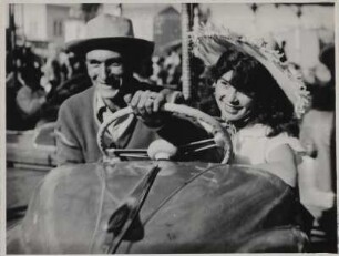 Zwei verlobte Roma im Autoscooter