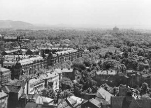 Dresden. Blick vom Rathausturm über die Johann-Georgen-Allee : Dresden. Blick vom Rathausturm über die Johann-Georgen-Allee zum Großen Garten, Gaswerk Reick und zum Elbsandsteingebirge