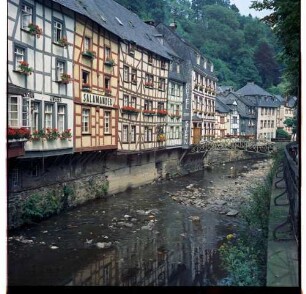 Monschau: Fachwerkhäuser an der Rur
