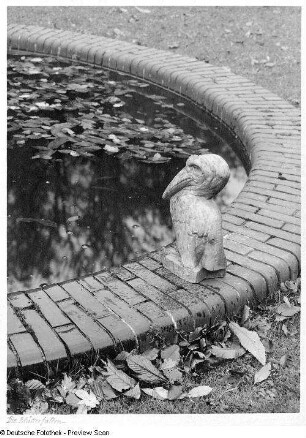 Brunnenbecken mit Vögeln