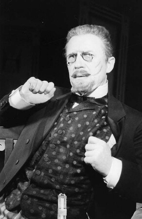 Szenenbilder aus der Komödie "Der Teufelsschüler" von George Bernard Shaw am Hebbel-Theater Berlin