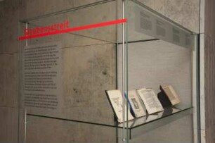 SLUB, Ausstellung "Wie Luthers Worte fliegen lernten" : Hochvitrine "Glaubensstreit"
