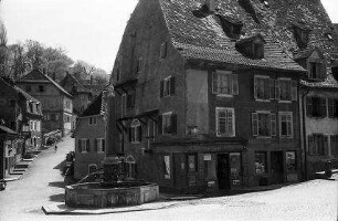 Altkirch: Brunnen und altes Giebelhaus