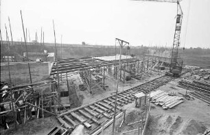 Neuenburg: Bau der Straßenbrücke; Hintergrund Bahndammm