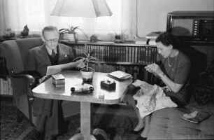 Bukarest: Familie Schmidt, Herr und Frau Schmidt am Tisch