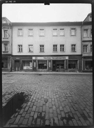 Pirna-Altstadt, Schmiedestraße 22. Wohnhaus mit Läden (18. Jh.). Straßenfront
