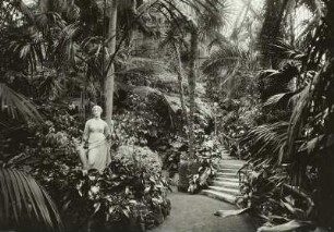 Frankfurt am Main, Palmenhaus : Frankfurt (Main). Palmengarten, Palmenhaus. Innenansicht mit Skulptur