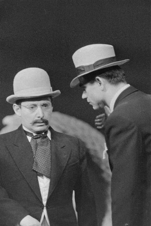 Szenenbilder aus "Der aufhaltsame Aufstieg des Arturo Ui" von B. Brecht. Mit E. Schall in der Titelrolle, R. Drexel als Betty Dullfeet, G. Naumann als Verteidiger O'Casey, W. Kaiser als Emanuele Giri, H. Hamacher als Ernesto Roma, H. Thate als Guiseppe Givola, G. Biewer als Butcher, J. Kamper als Gastwirt, N. Christian als Clark, M. Flörchinger als Mulberry, G.-A. Koch als Schauspieler u. a. Berliner Ensemble, 18.03.1959 : Theaterstück in siebzehn Szenen