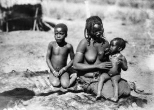 Indigene : Indigene Frau mit zwei Kindern