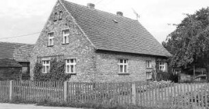 Hähnichen-Quolsdorf. Ehem. Wassermühle am Schöps beim Rittergut, Blick auf Wohnhausneubau
