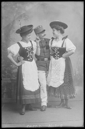 Wien. Soldat mit 2 Mädchen