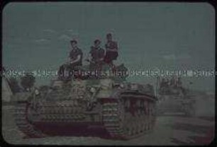 Deutsche Soldaten auf Panzern