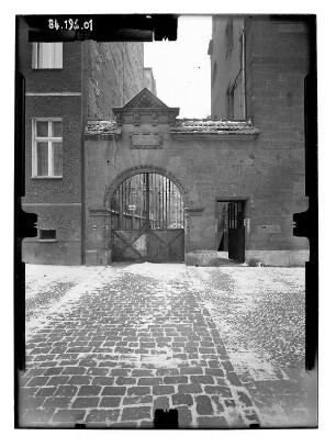 Berlin-Prenzlauer Berg, Oderberger Straße. Toranlage zur ehem. 24. Gemeindeschule (Mädchen). Straßenfront
