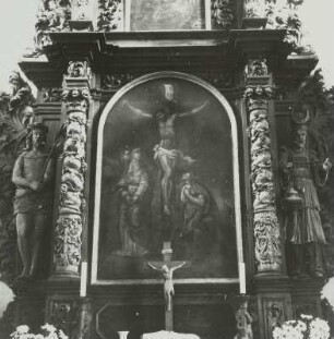 Altar mit Kreuzigungsgemälde, gerahmt von Christus als Schmerzensmann und Pilatus