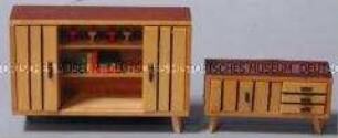 Puppenstubenwohnzimmer (Bücherschrank, Anrichte)