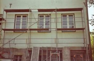 Nütschau: ehemaliges Gut [heute Kloster Nütschau]: Herrenhaus: Renovierung: Nordfassade: Teilansicht: Fenster, davor Gerüst