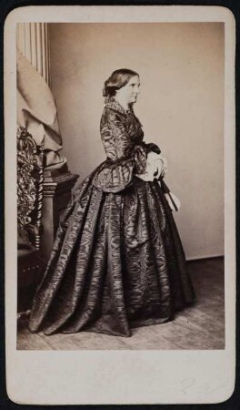 Porträt Franziska Berg (1813-1893; Sängerin, Schauspielerin). Albuminabzug auf Karton (Carte-de-visite mit Atelieraufdruck verso)