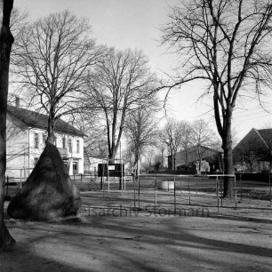 Volksschule: Kirchenstraße / Lindenallee: Schulhof: Gedenkstein zum 100. Geburtstag von Kaiser Wilhelm I. von 1897: dahinter Klettergerüste: hinten links Wohnhaus, rechts Bauernhäuser: davor Bäume