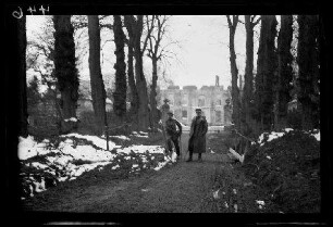 Hendecourt (=Hendecourt-lès-Cagnicourt, Dep. Pas-de-Calais, Frankreich): "Schloss Hendecourt bei Blairville", im Vordergrund 2 Offiziere (Distanzaufnahme)