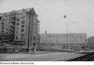 Aufbauarbeiten am Dresdner Altmarkt, Blick von der Wilsdruffer Straße aus