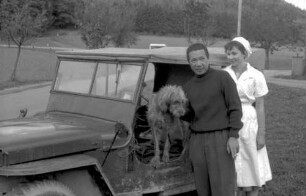 Pflingsteck: Kaiser Bao Dai, mit Hund und Köchin am Jeep
