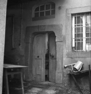 Obergurig, Schulstraße 4. Alte Schmiede (ehemalige Waffenschmiede?; 1600). Haustür, Fenster (EG) und Hausfenster (Zwischenetage)