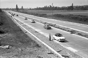 Istein: Fertiges Autobahnstück bei Istein; Blick nach Süden