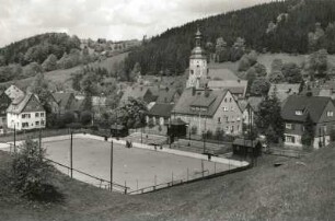 Geising. Eisstadion und Lange Straße. Blick gegen die Stadtkirche