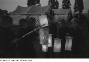Jungen mit Lampions