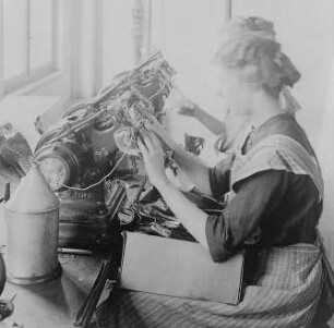 Schaftschnürmaschine : Technikgeschichte | Technologie | Schuhwarenfabrikation | Schuhwarenfabrik Conrad Tack & Cie AG