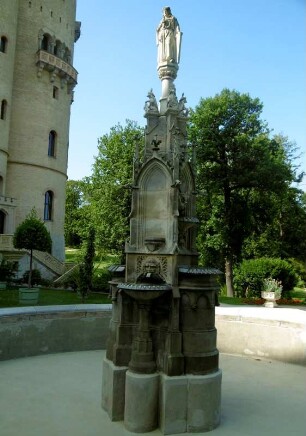 Potsdam: Park Babelsberg mit Städtebrunnen vor dem Schloß