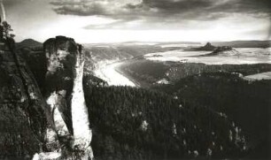 Sächsische Schweiz. Blick über den Teufelsturm und das Elbtal gegen Rosenberg (Růžovský vrch), Zirkelstein und Kaiserkrone