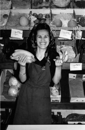 Rathausplatz: Wochenmarkt: Ayse Türk verkauft Bananen aus Südamerika