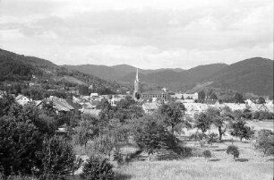 Giromagny: Dorf, mit Elsässer Belchen