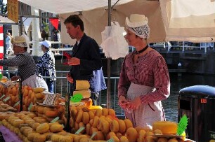 Käsemarkt in Alkmaar : Während des Marktes bieten Kleinhändler Käse zum Verkauf an, aufgenommen 2008 in Alkmaar