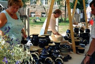 Bürgeler Töpfermarkt: Ausstellungs- und Verkaufsstand mit Bürgeler Keramik "blau-weiß"