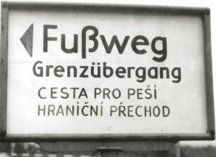 Zinnwald-Georgenfeld. Grenzübergangsstelle. Hinweisschild für Fußgänger