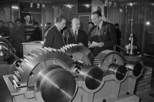Messebesucher in der Ausstellungshalle VI., Messebesucher vor der Produktpräsentation des VEB Getriebewerke