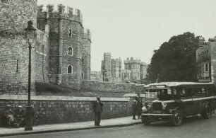 Großbritannien. Schloss Windsor, im Vordergrund rechts ein Omnibus