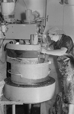 Eine Mitarbeiterin des VEB Leipziger Gummiwarenfabrik (Elguwa) an einer Maschine, die zum schaumig schlagen von Rohstoffen dient