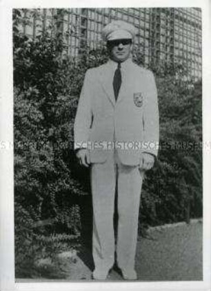 Werner Seelenbinder in der Kleidung der deutschen Olympia-Mannschaft