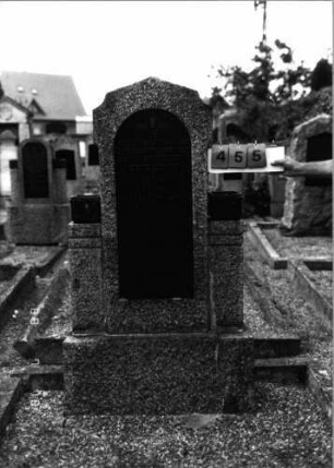 Grabstein 455 (Index: 99797546) Material: Granit, Basaltplatte Zustand: leicht verwittert Maße HxBxT: 160x90x20 cm Beschreibung: Stele, geschweifter Abschluß mit seitlichen Pfeilern, Podesten und Gefäßen, Sockel Symbolik: Füllhörner: Grabstein 455