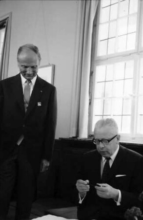 Freiburg: Bundespräsident Heinemann trägt sich ins Gästebuch ein
