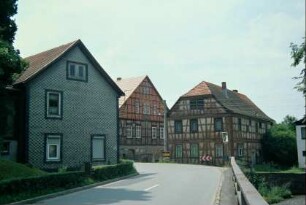 Hauptstraße aus Richtung Benshausen kommend, denkmalgeschützte Fachwerkhäuser