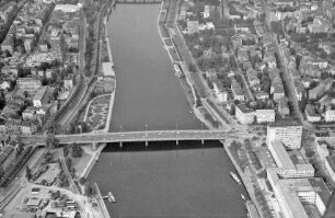 Frankfurt: Friedensbrücke über den Main, nach Osten