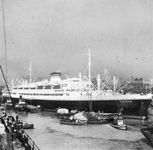 Hafen mit Passagierschiff